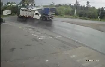 Momento exacto en el que se produce el choque entre los camiones.