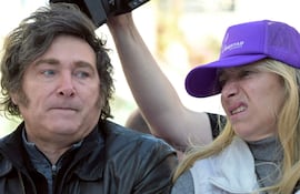 El presidente de Argentina, Javier Milei (i) junto a su hermana y secretaria de la presidencia, Javier Milei.