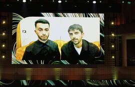 Yuval Abraham y Basel Adra, directores de 'No Other Land' y ganadores en la categoría Documental, aparecen en pantalla en el 37 European Film Awards en Lucerna, Suiza, 7 de diciembre de 2024 (EFE).