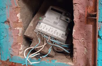 Los inadaptados no solo cortaron los cables, sino también dañaron el medidor del Colegio Nacional "Rosa Agustina Fariña", de Villa Elisa.