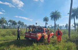 Momento en que el fallecido es trasladado al Hospital Distrital de Carapeguá.