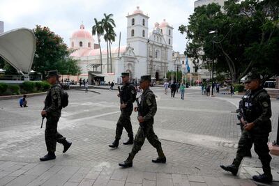 La policía hondureña patrulla una plaza cerca de la catedral de San Miguel Arcangel en Tegucigalpa.