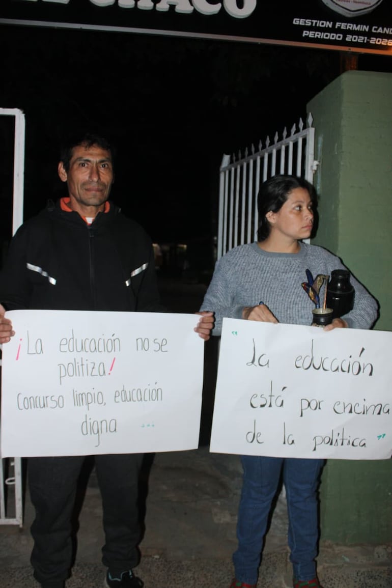 Padres de familia rechazan la designación de una docente por presunta presión política, en Laureles.