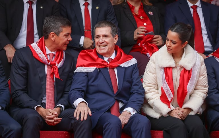 En medio de las tensiones y rumores de distanciamiento, Santiago Peña y Horacio Cartes conversan durante los festejos del aniversario de la ANR. Foto: Prensa ANR.