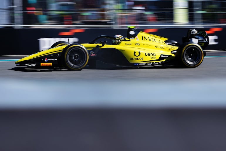 El monoplaza de Invicta Racing del piloto paraguayo Joshua Duerksen en el entrenamiento libre de la Fórmula 2 en el Autódromo Internacional de Miami, en Miami, Estados Unidos.