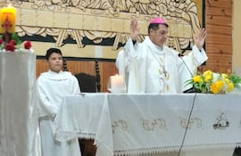 Monseñor Gabriel Escobar durante celebracion religiosa en la iglesia de Bahìa Negra