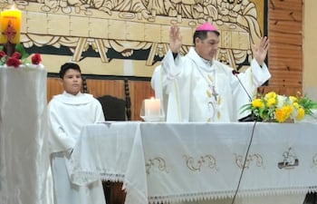 Monseñor Gabriel Escobar durante celebracion religiosa en la iglesia de Bahìa Negra
