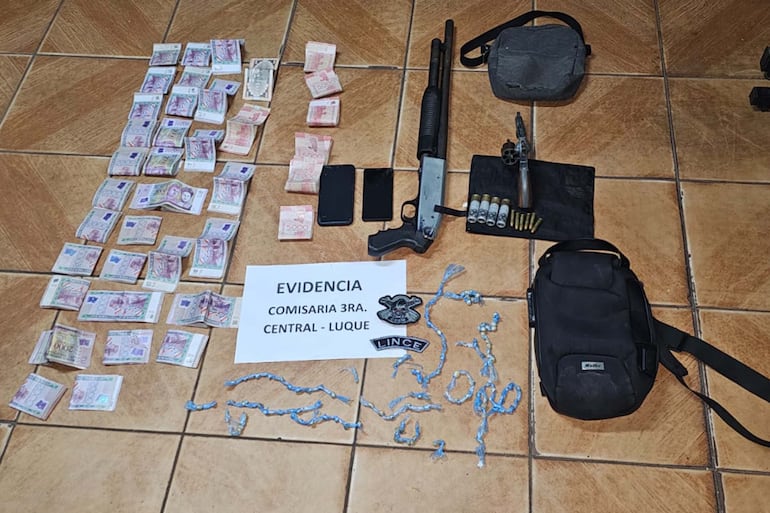 Las armas, municiones, drogas y dinero incautados tras la persecución en Luque.