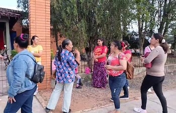 Un grupo de pobladores del asentamiento afectado se trasladó hasta la oficina de la Ande de Santaní para insistir con el pedido