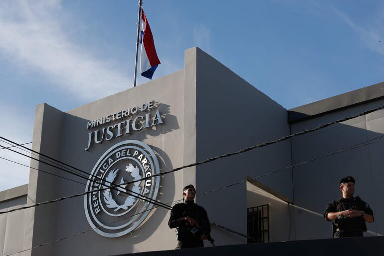 Miembros de las fuerzas militares de Paraguay vigilan en la penitenciaría de Tacumbú (foto de archivo). 