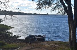Pescadores confían en que acuerdos con Yacyretá permita superar crisis generadas por algas en el río Paraná.