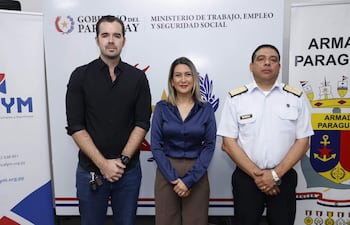 La ministra de Trabajo junto con representantes del Centro de Armadores Fluviales y Marítimos del Paraguay y la Armada Nacional