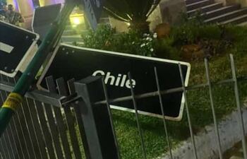 La señalización fue "recostada" por las rejas del Panteón Nacional de los Héroes.