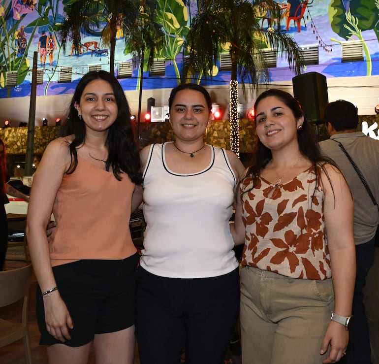 Melissa Ferreira y Alicia junto con Liz González. 