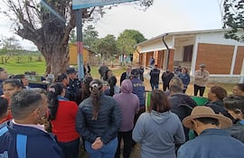 Los padres de familia de la escuela Dr. Raúl Peña de Santaní continúan con la medida de protesta frente a la institución
