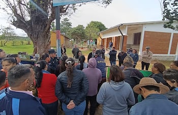 Los padres de familia de la escuela Dr. Raúl Peña de Santaní continúan con la medida de protesta frente a la institución