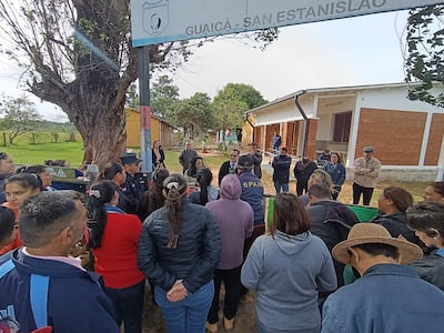 Los padres de familia de la escuela Dr. Raúl Peña de Santaní continúan con la medida de protesta frente a la institución