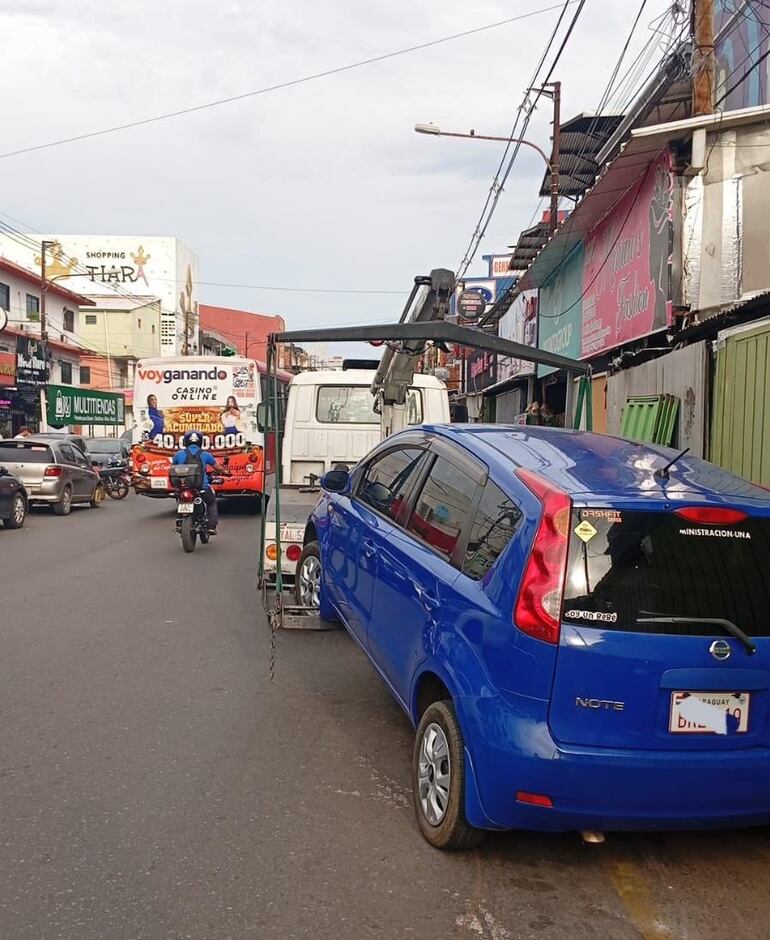 Vehículos mal estacionados fueron llevados al corralón por la PMT de Asunción.