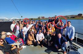 Diputados que formaron parte de un "tour privado" para "observar" las elecciones. Entre otros: Orlando Arévalo, Cristina Villalba, Virina Villanueva, Rodrigo Gamarra y Rocío Abed (todos ellos cartistas).