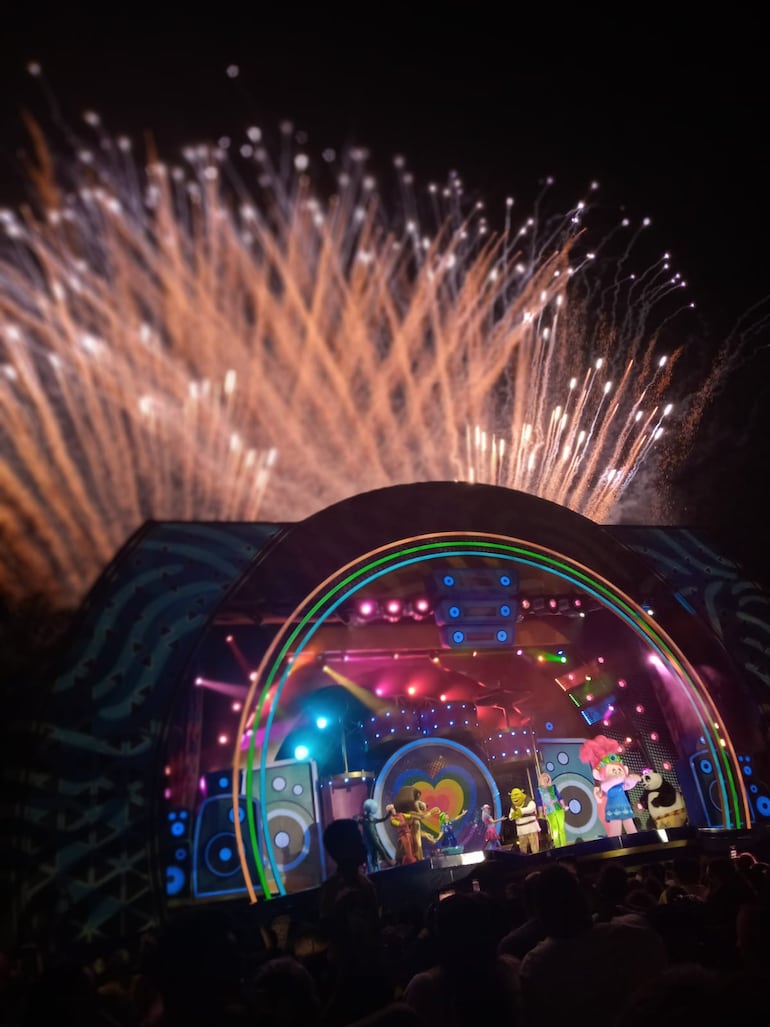 Con "No Ritmo de Trolls", el Beto Carrero World cierra cada jornada entregando un espectáculo colorido, lleno de magia y emoción.