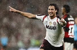El paraguayo José Canale, futbolista de Lanús, celebra un gol en el partido contra Flamengo en la revancha de la final de la Recopa Sudamericana 2026 en el estadio Maracaná, en Río de Janeiro, Brasil.