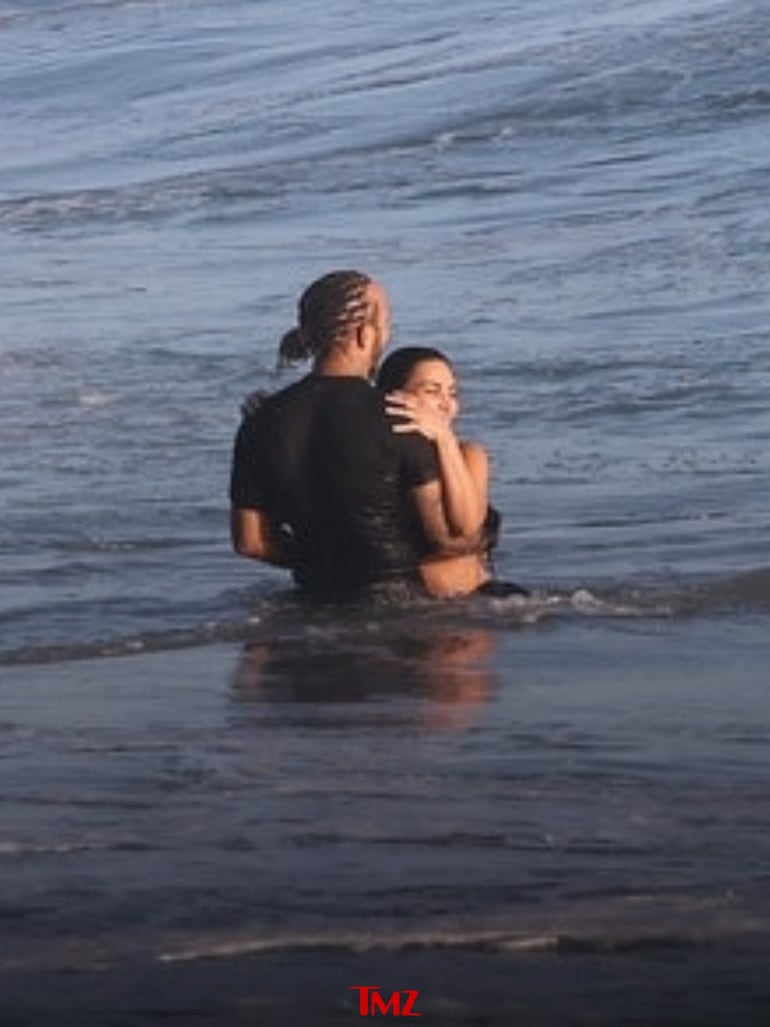 Lewis Hamilton y Kim Kardashian disfrutando del mar en Malibú (Instagram/TMZ)