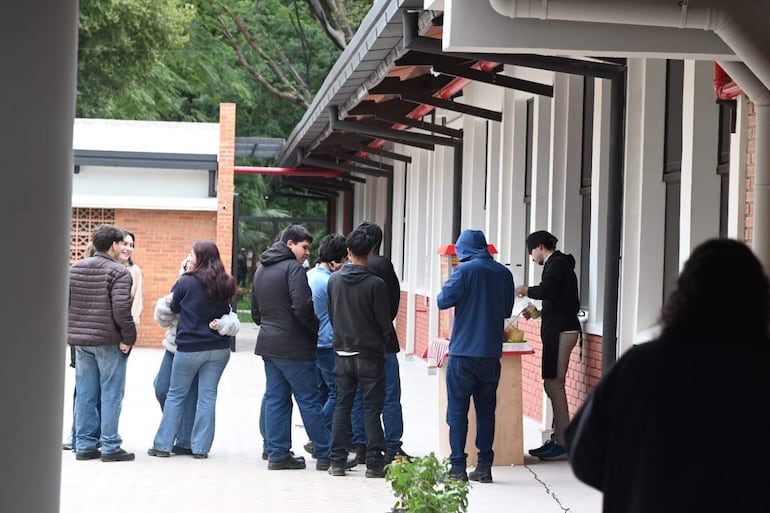 Estudiantes del tercer curso del Colegio Técnico Nacional (CTN), al fin regresaron a clases en medio de obras inconclusas.