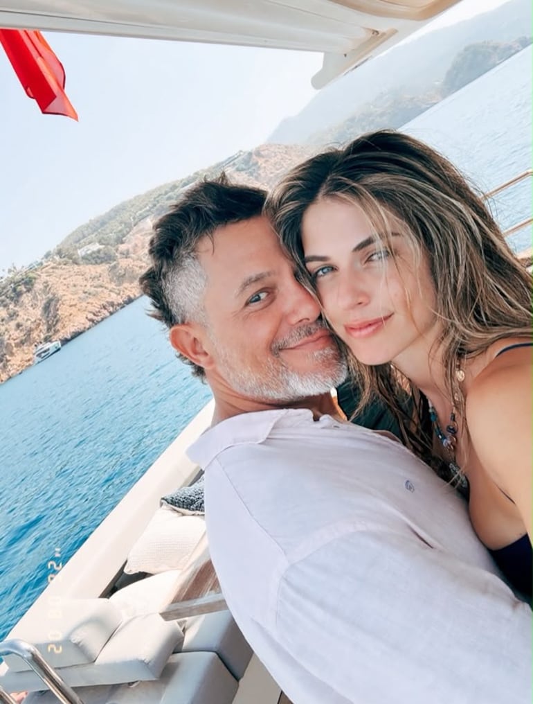 ¡Enamorados! Alejandro Sanz y su novia Stephanie Cayo. (Instagram/Alejandro Sanz)