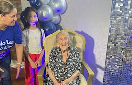 Doña Nemesia celebra 100 años de vida lúcida y rodeada del amor de su familia
