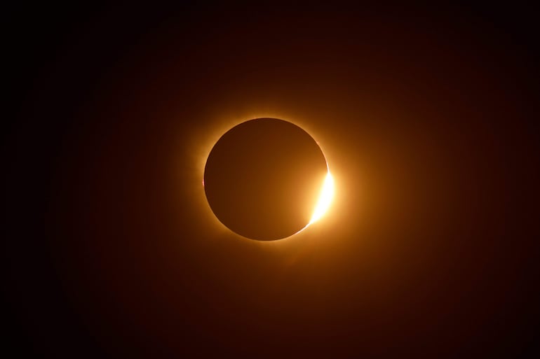 El efecto de anillo de diamante aparece cuando el Sol comienza a emerger detrás de la Luna, tras la totalidad del eclipse solar, visto desde Berlanga de Duero, a 240 kilómetros al noreste de Madrid, el 12 de agosto de 2026.