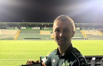 Walter Clar recibiendo el premio de Rádio Chapecó FM, Massa FM y Gasfajol por su racha ganadora de canetas (caños o túneles) en los partidos en el año 2025.