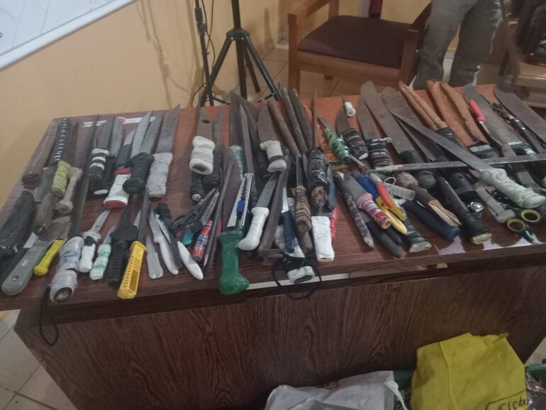 Durante la operación se incautó una gran cantidad de armas blancas y contundentes de fabricación casera