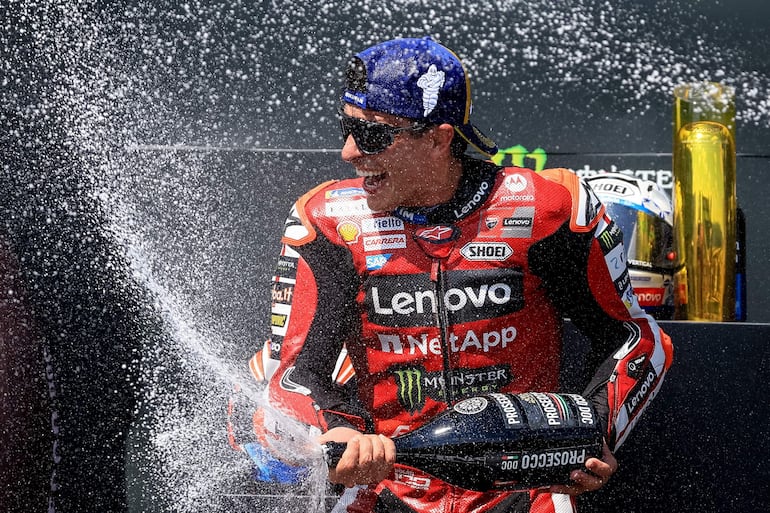 El español Marc Márquez celebra otra nueva victoria.