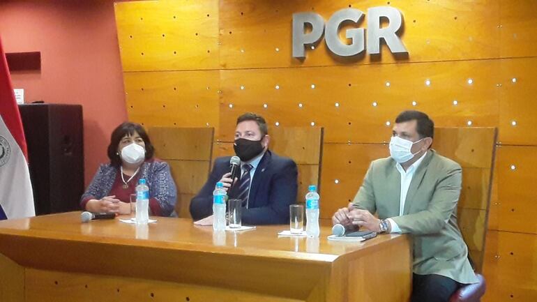 Teresa Martínez, Sergio Coscia y Édgar Olmedo.