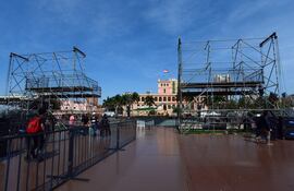 Preparativos frente al Palacio de López en los días previos al traspaso de mando presidencial para el periodo 2023-2028.