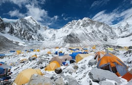 Tiendas de campaña coloridas en el campamento base del Monte Everest, glaciar y montañas de Khumbu, Parque Nacional de Sagarmatha, Nepal, Himalayas .