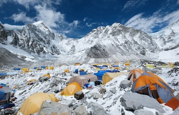 Tiendas de campaña coloridas en el campamento base del Monte Everest, glaciar y montañas de Khumbu, Parque Nacional de Sagarmatha, Nepal, Himalayas .