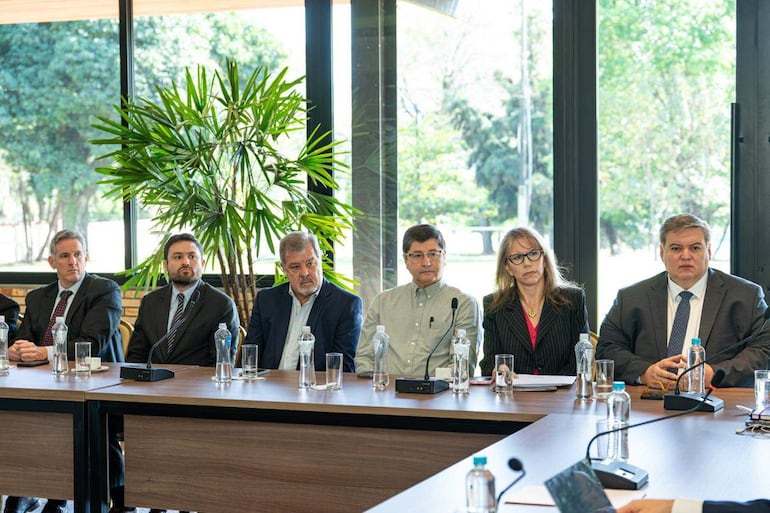 Representantes de bancos dialogaron con Santiago Peña en Mburuvicha Róga sobre temas financieros.