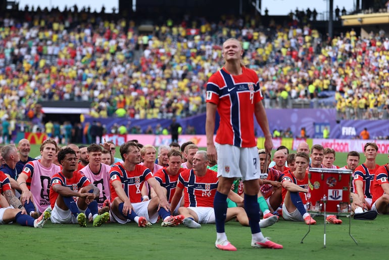 Erling Haaland de Noruega y sus compañeros de equipo realizan el 'Remo Vikingo' para celebrar con sus aficionados tras ganar el partido de octavos de final de la Copa Mundial de la FIFA 2026 entre Brasil y Noruega, en East Rutherford, Nueva Jersey, EE. UU..