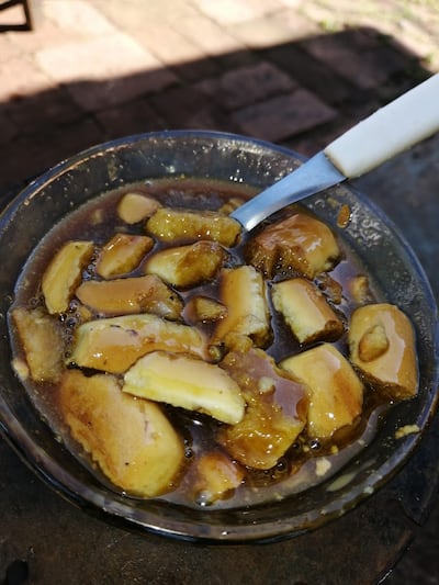 El "kururú" es un postre tradicional muy poco conocido, pero clásico de los abuelos. Está hecho con pan o coquitos mojados en miel negra.
