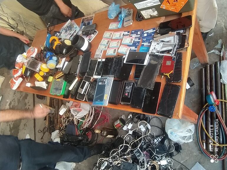 Celulares, cargadores, documentos y hasta tarjetas de crédito o débito fueron encontradas en las celdas.