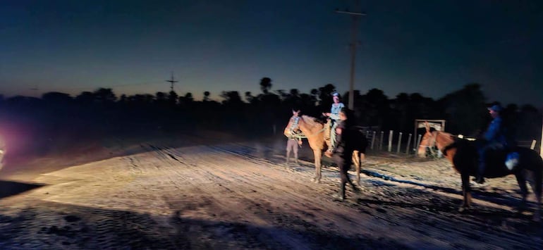 Los hombres a caballo son registrados por los uniformados