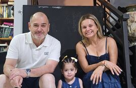 Carlos Troche y Shelby Katyana González posando felices con Charlotte María Bonita. (Instagram/Carlos Troche)
