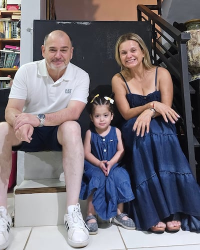 Carlos Troche y Shelby Katyana González posando felices con Charlotte María Bonita. (Instagram/Carlos Troche)