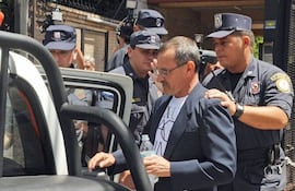 El entonces comisario José Dolores Amarilla, exjefe de Orden y Seguridad, ingresa a una patrullera tras una audiencia en el proceso por el robo de G. 1.800 millones a la empresa Prosegur, ocurrido en el 2013. Archivo Abc.