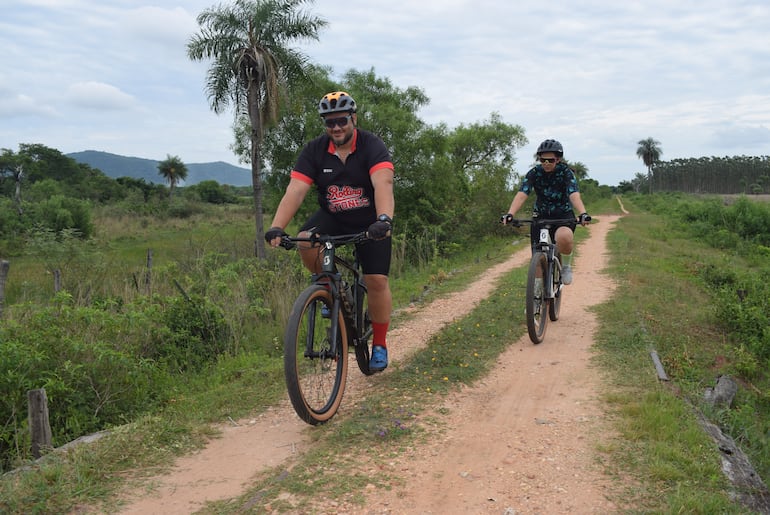 El recorrido en bicicleta por lo que fue las vías del tren forma parte del atractivo que ofrece Paraguarí.
