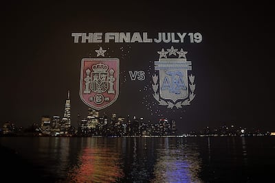 La imagen visual de la final del 19 de julio con los escudos de España y Argentina se muestra contra el horizonte de Manhattan durante el espectáculo de drones de la FIFA en Nueva York/Nueva Jersey en el Liberty State Park, en Jersey City, Nueva Jersey.
