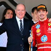 El príncipe Alberto de Mónaco posa feliz con el piloto monegasco ganador de la carrera, Charles Leclerc en el podio después del Gran Premio de Mónaco de Fórmula Uno.