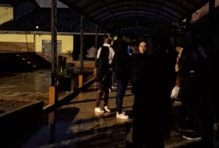 Varios locales electorales amanecieron a oscuras este domingo.