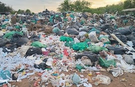 Vertedero clandestino a metros del río Paraguay, en zona Costanera de Asunción.